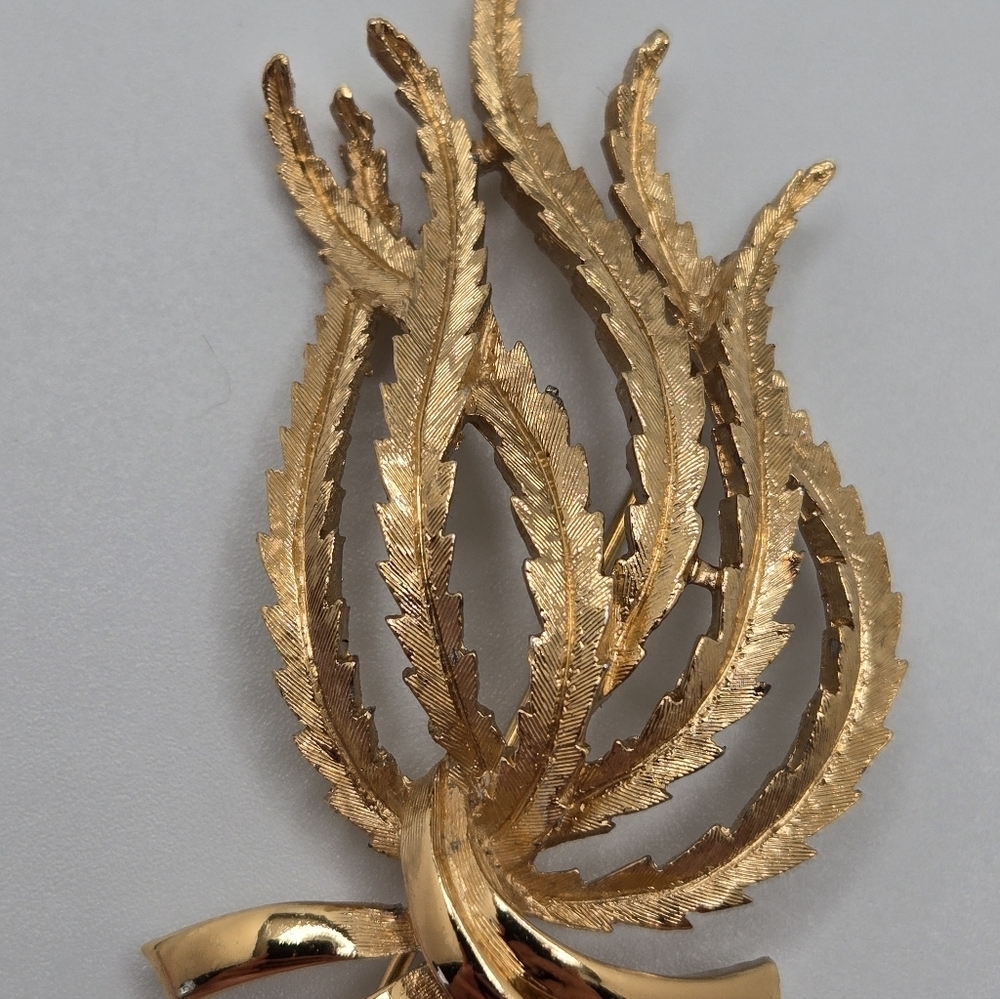 Monet Brooch Brushed Finish Fern Foliage Gold Tone Pin Retro Estate Sale - Picture 10 of 10